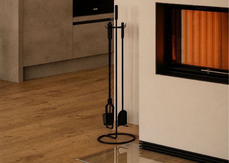 Detaillierte Ansicht eines minimalistischen schwarzen Kaminbestecks neben der Anlage und der Glasplatte zum Schutz des Parketts.
