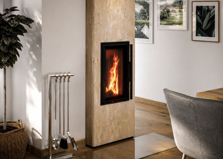 Nahaufnahme des lodernden Holzfeuers hinter der großzügigen, geraden Sichtscheibe des Spartherm Kamineinsatzes.