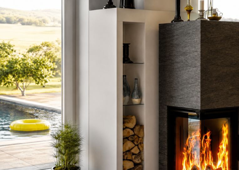 Nahaufnahme des gemauerten Regalmoduls mit weiß glasierten keramischen Platten in den Nischen für Holz und Dekoration.