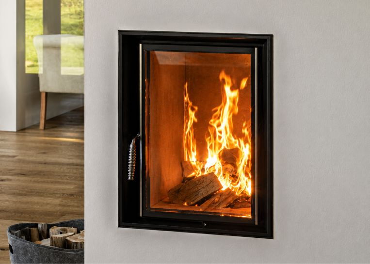 Nahaufnahme der Sichtscheibe des Brunner HKD 2.2f, eingerahmt von einer edlen, massiven Metallblende in Schwarz.