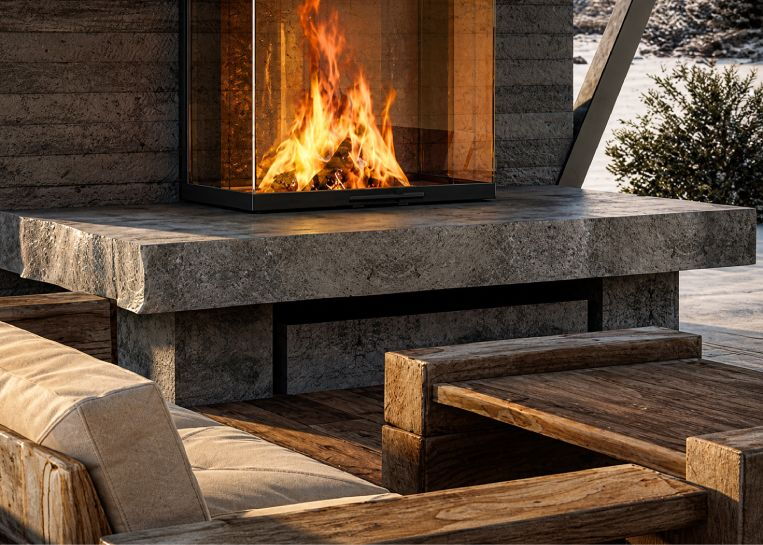 Detailansicht des massiven, grob behauenen Naturstein-Feuertisches unter der U-förmigen Sichtscheibe der Stylefire III Serie.