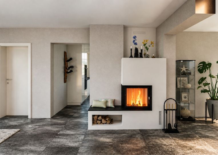 Frontalansicht des schlichten Kamins mit Fokus auf die geometrische Form, das offene Holzlager und die farblich abgestimmte Dekoration.