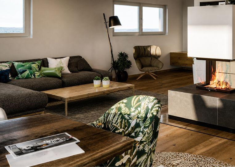 Blick in das gemütliche Wohnzimmer mit dem zentral platzierten Kaminofen, der für eine einladende Atmosphäre sorgt.