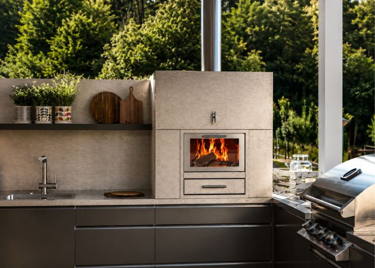 Nahaufnahme des brennenden Holzfeuers im massiven Pizzaofen, ideal zum Backen von Pizza und Brot unter konstanten Temperaturen.
