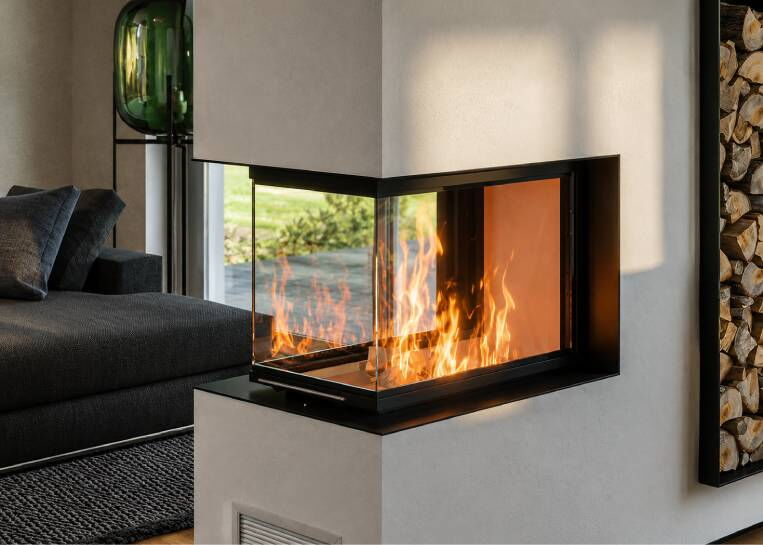 Nahaufnahme der hochschiebbaren 3-seitigen Sichtscheibe, eingefasst in einen 6 mm starken, schwarz lackierten Metallrahmen.