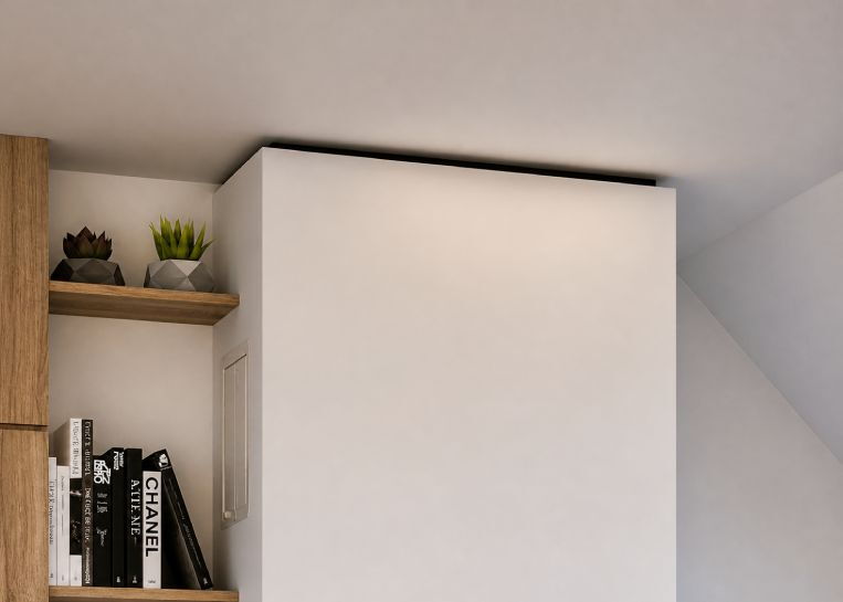 Nahaufnahme des sauberen Deckenanschlusses mit einer schwarz lackierten Metallleiste am weiß verputzten Kaminbau.