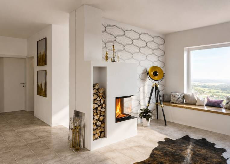 Perspektive auf den Eckkamin mit integriertem Holznischen-Design neben einer gemütlichen Fenster-Sitzbank.