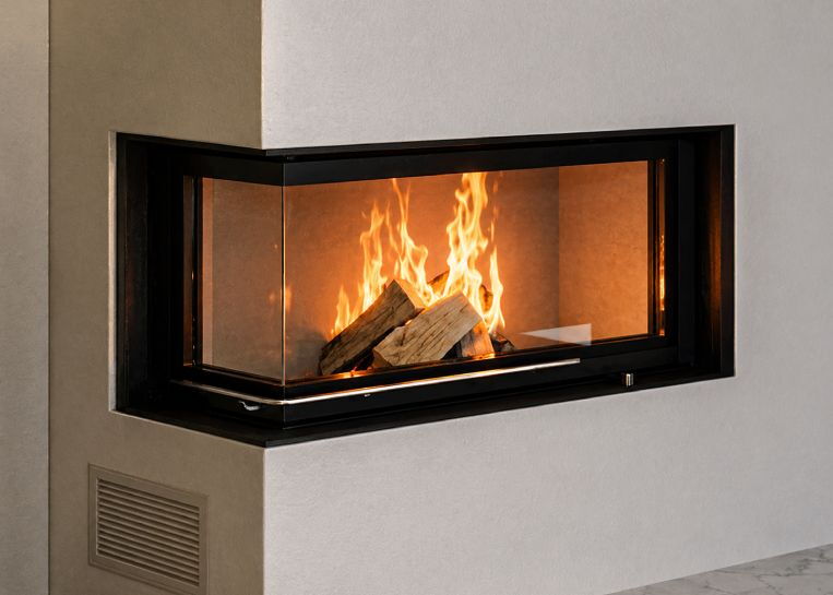 Detaillierte Nahaufnahme des brennenden Holzfeuers im Brunner KK 38/86/36 Eckkamineinsatz. Die präzise Verarbeitung und das ruhige Flammenbild stehen im Fokus.