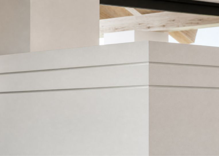 Makroaufnahme der horizontalen Aluminiumleisten, die als gestalterisches Element die Gradlinigkeit des Kaminverbaus hervorheben.