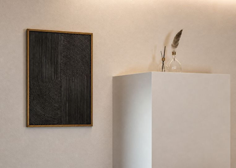Detailansicht der Wandgestaltung mit einem abstrakten Reliefbild direkt neben dem minimalistischen Kaminbau.