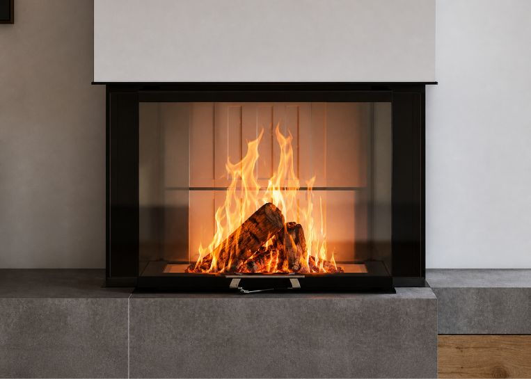 Nahaufnahme des lodernden Holzfeuers im Arte 3RL-60h Einsatz, eingefasst von einer markanten schwarzen Metallblende und grauem Keramik-Unterbau.