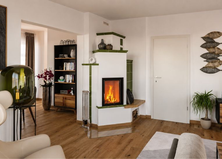 Perspektivische Ansicht der Kachelofenanlage, die sich harmonisch in die Raumecke zwischen Wohn- und Essbereich einfügt.