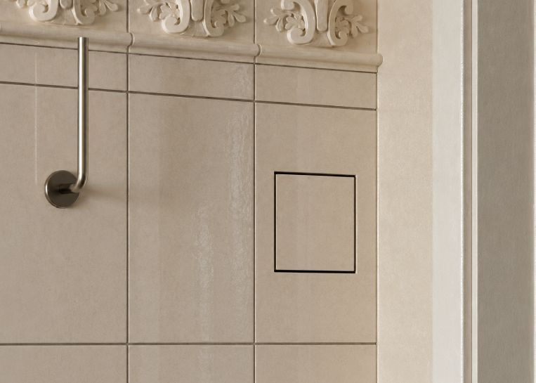 Nahaufnahme der unauffällig in das Kachelraster integrierten Revisionstür für den Wasserwärmetauscher.