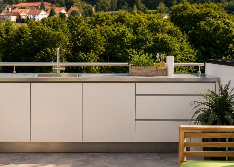 Detaillierte Ansicht der durchgehenden Edelstahl-Arbeitsfläche mit dem bündig und nahtlos eingeschweißten Spülbecken.
