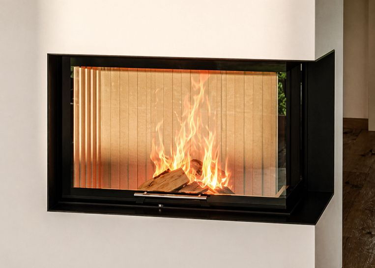 Detailansicht des brennenden Holzfeuers hinter der Eck-Sichtscheibe, eingerahmt von einer massiven schwarzen 6-seitigen Blende.