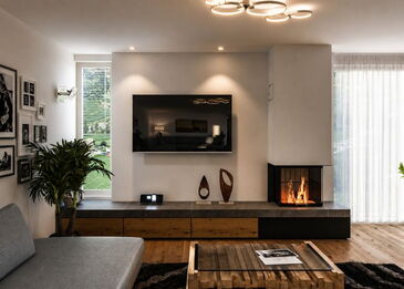 Eine moderne Kaminanlage mit dem Spartherm ARTE 3RLH 60 Einsatz und einer langen Bankverlängerung aus großformatiger Keramik.