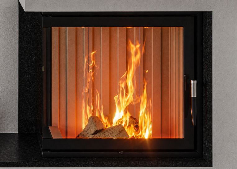 Nahaufnahme des Flammenbildes im Spartherm Varia 2L-55, eingerahmt von einer massiven, schwarz lackierten Metallblende.