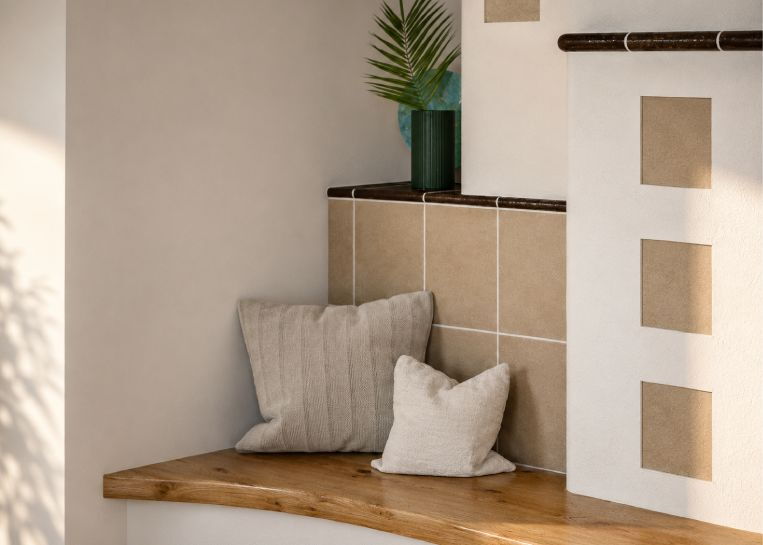 Detaillierte Ansicht der gemütlichen Sitzbank mit ergonomischer Holzauflage vor der beheizten Keramik-Rückenlehne.