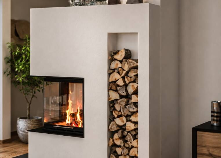 Detailansicht der passgenauen Holznische im Kaminbau, die praktische Lagerung mit modernem Design verbindet.