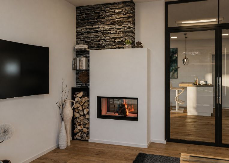 Die Rückseite des Kamins im Wohnzimmer mit einer markanten Stein-Akzentwand, einem integrierten Holzlager in einer Metallbox und Glasfächern.