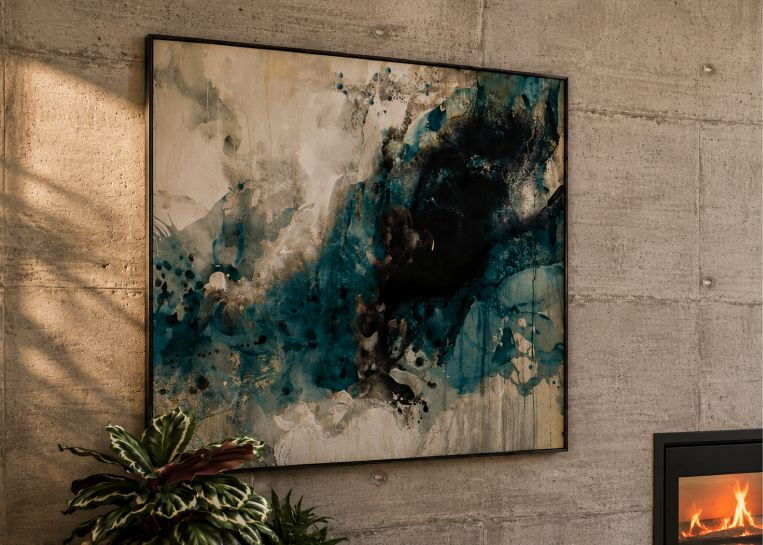 Nahaufnahme eines modernen Kunstwerks an der mit Ortner Fresco Kalkputz gestalteten Wand neben der Kaminanlage.