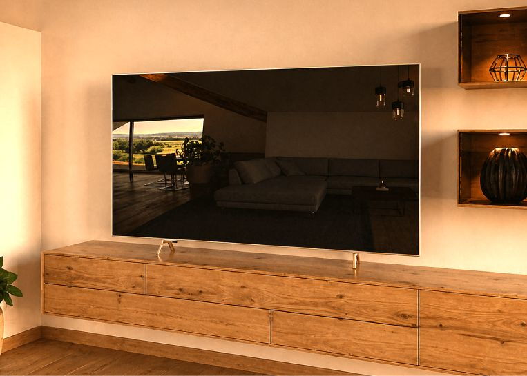 Ein schwebendes Holz-Sideboard, auf dem ein Fernseher steht, ergänzt das natürliche und warme Design der Kaminumgebung im Wohnbereich.