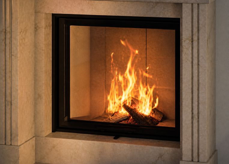 Nahaufnahme des lodernden Holzfeuers hinter der großzügigen Sichtscheibe, eingefasst in den beigen Naturstein des Kamins.