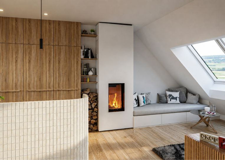 Perspektive auf den deckenhohen Kaminbau, der harmonisch zwischen der Kücheninsel und dem gemütlichen Wohnbereich platziert ist.