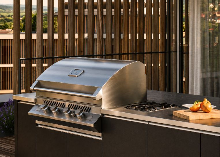 Nahaufnahme des hochwertigen Napoleon Einbau-Grillgeräts in der Edelstahl-Arbeitsplatte der Außenküche.