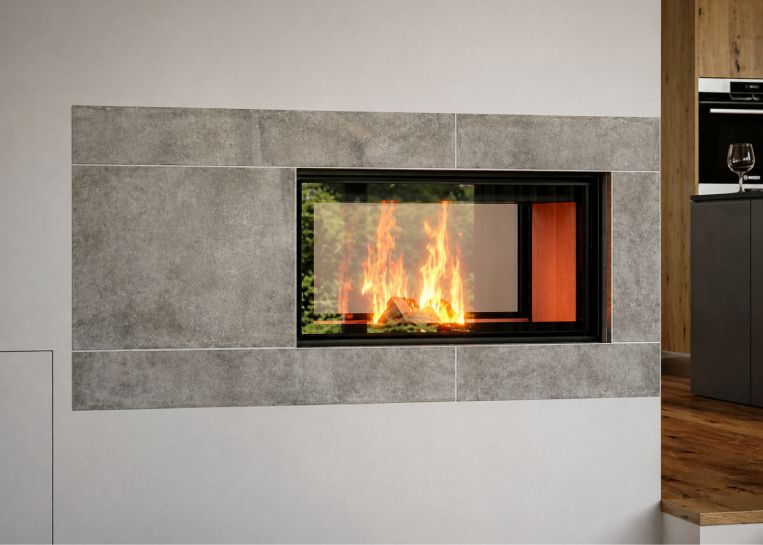Detailansicht des brennenden Feuers durch die großzügige 90 cm lange Sichtscheibe des Spartherm A-FDH-4s Tunnelkamin-Einsatzes.