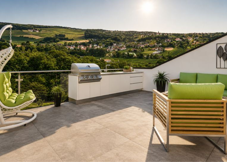 Perspektivische Ansicht der Küchenzeile auf der Terrasse, die das schlichte Design und die hochwertige weiße Antifett-Beschichtung zeigt.