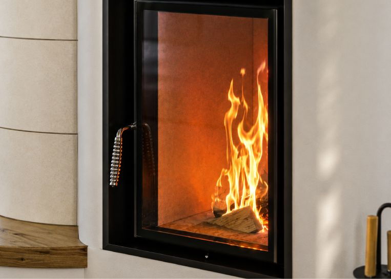 Detaillierte Ansicht des großen Sichtfensters mit lodernden Flammen, das für eine schnelle Wärmeabgabe und Atmosphäre sorgt.