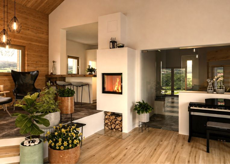 Perspektive auf den Kamin im Raumgefüge mit Fokus auf das praktische Holzlager und die schützende Vorlegeglasplatte auf dem Parkettboden.