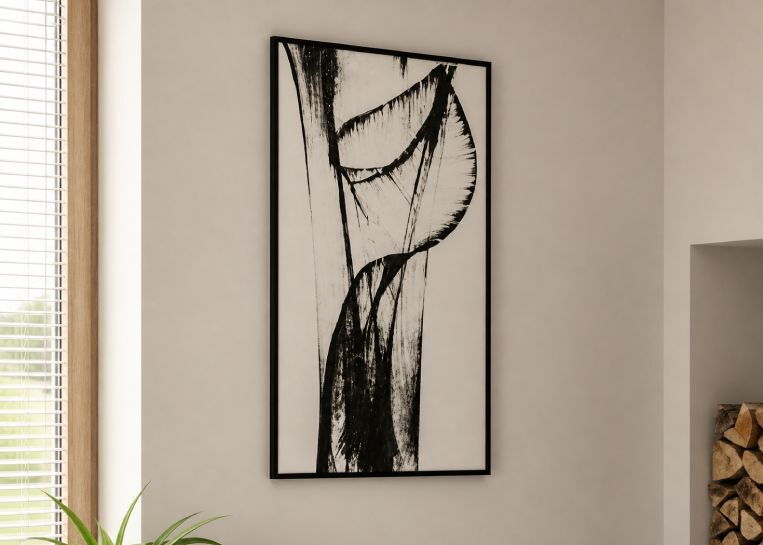 Detailansicht einer modernen, schwarz-weißen Wanddekoration, die den minimalistischen Stil des Kaminverbaus unterstreicht.